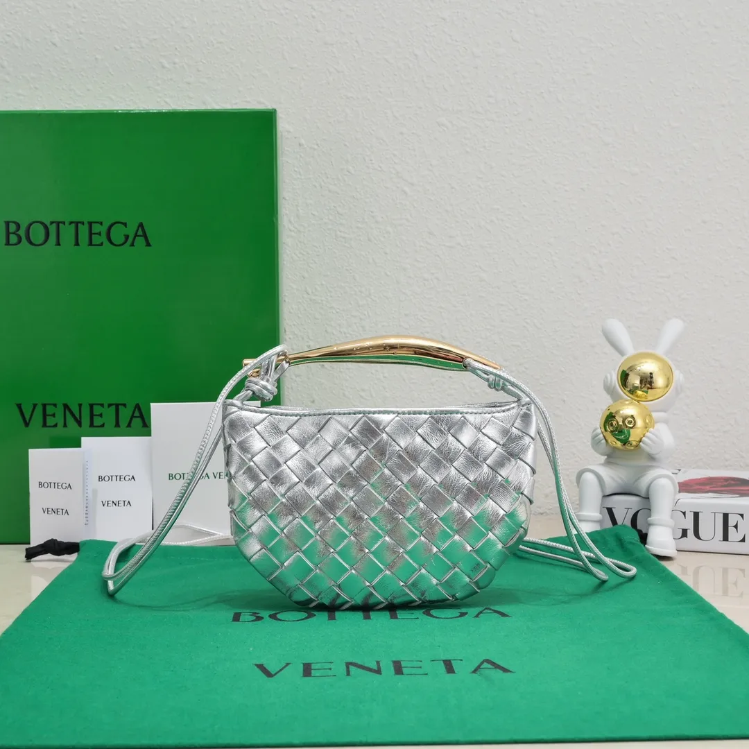 Batch of 1260 BV Mini Sardine is coming‼ ️Super high-end, stainless steel hardware + 24k real gold plating process, fish scales (concave and convex positions) are the finishing touch, the sardine bag that can be carried cross-body is completely beautiful to the heart. The metal element handle and weaving are perfectly combined to completely integrate the artistic sense and elegance and fashion. It is really like a work of art🏺The large size is elegant, the small size is exquisite and cute, a must-have item for fashionistas, and the details are perfectly reproduced. Style number: 6680# Size 20*12*2.5